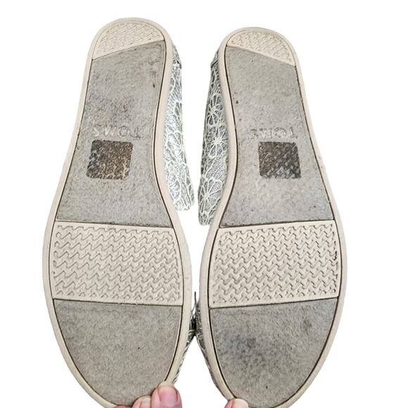 TOMS Crochet Metallic Silver Floral Slip-On Loafers, Size 8.5 - Picture 5 of 6